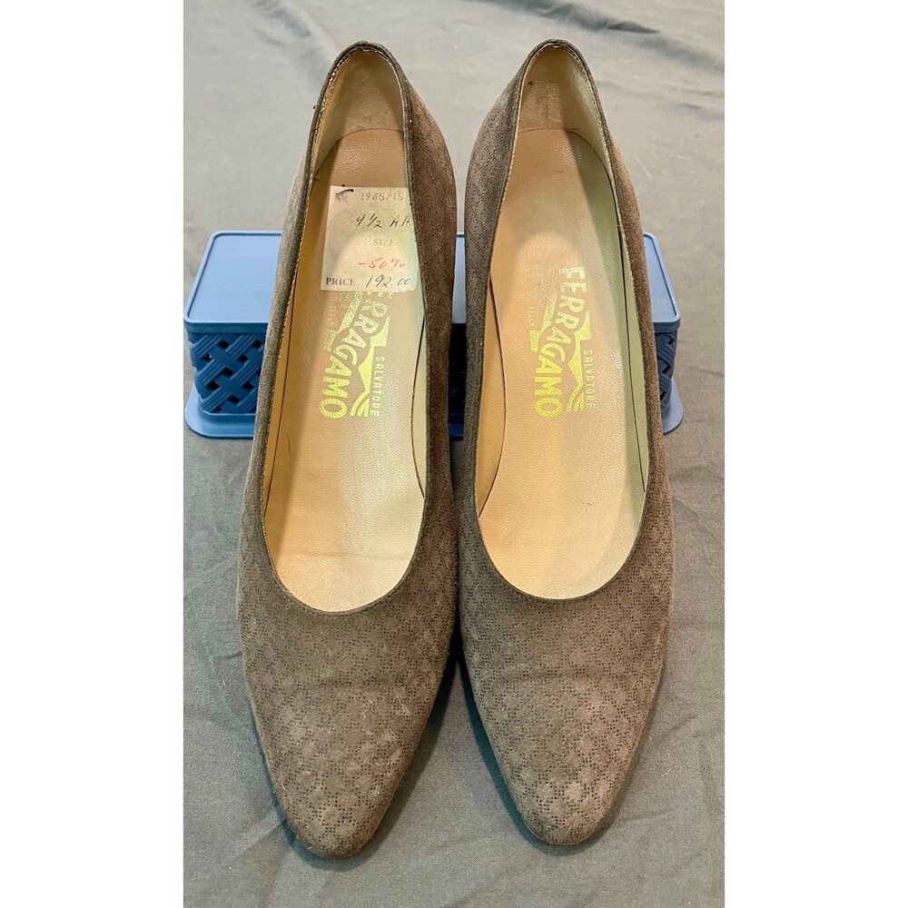 Vintage Salvatore Ferragamo Suede Pumps  9.5 AA